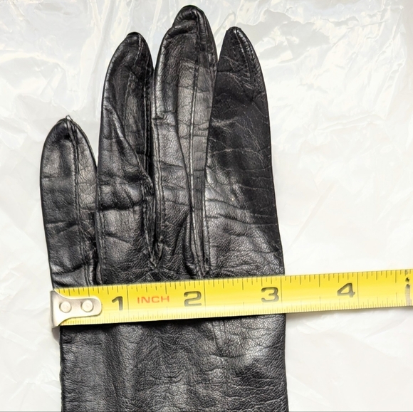Elegant Black Leather Gloves - Picture 4 of 9